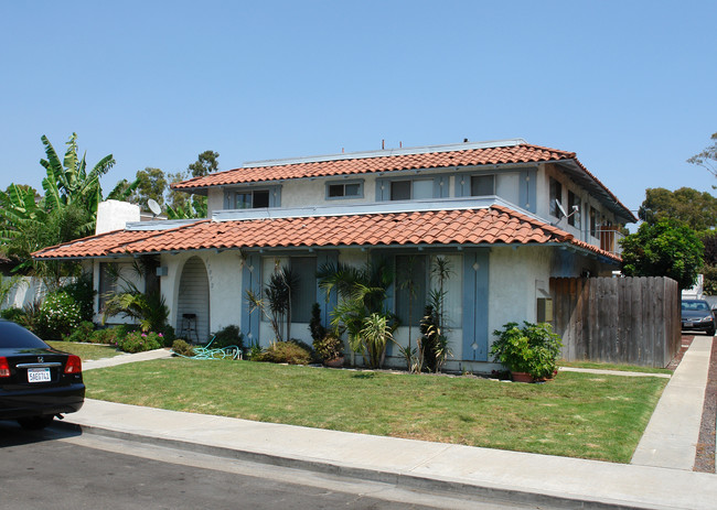 17072 Evergreen Cir in Huntington Beach, CA - Foto de edificio - Building Photo