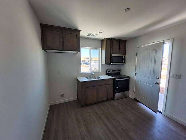 7319 Millers Pt Ln-Unit -7319 Millers Point Lane Unit B in Bakersfield, CA - Building Photo - Building Photo