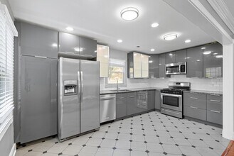 604 Revere Rd in Glenview, IL - Building Photo - Building Photo