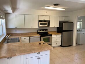 956 Tulip Ln in Vero Beach, FL - Building Photo - Building Photo