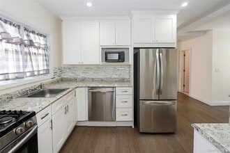 987 Kings Pkwy in Baldwin, NY - Building Photo - Building Photo