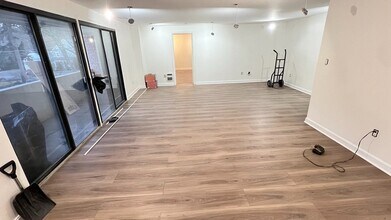 295 W Wyoming Ave, Unit 3A in Stoneham, MA - Foto de edificio - Building Photo