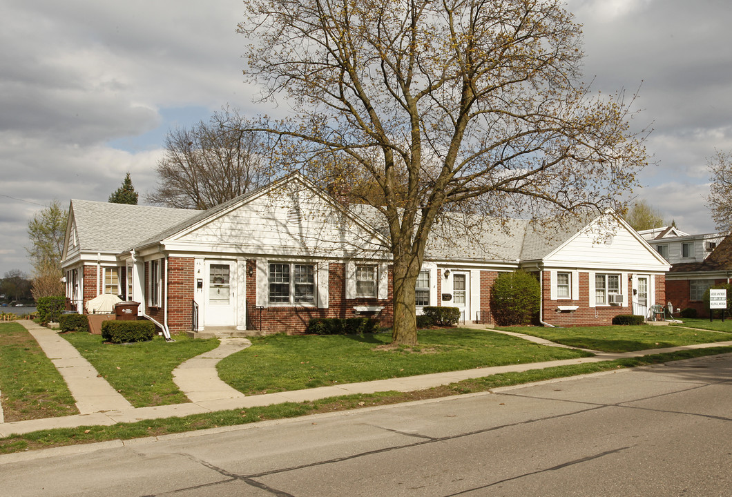 Lakeside Apartments/Condominums in Belleville, MI - Building Photo