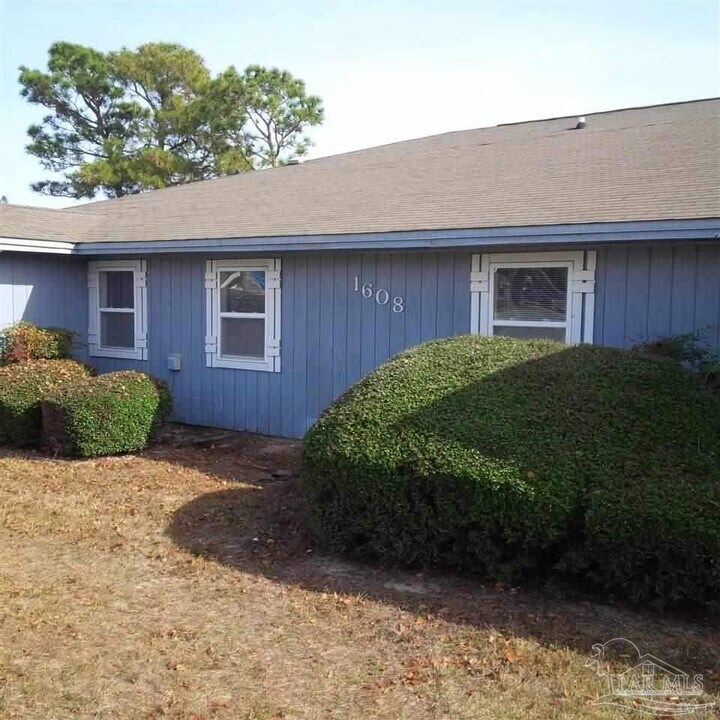1608 Green Briar Pkwy in Gulf Breeze, FL - Building Photo