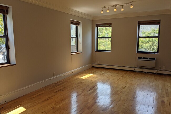 34 Russell St in Brooklyn, NY - Foto de edificio - Building Photo