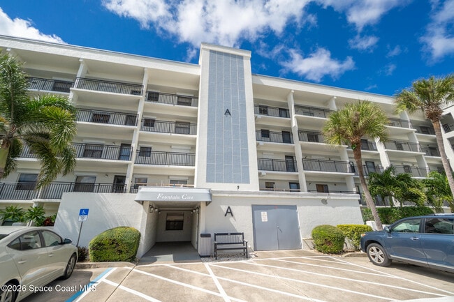 3165 N Atlantic Ave in Cocoa Beach, FL - Foto de edificio - Building Photo