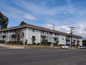 LUXURY LIVING AT AN AFFORDABLE PRICE in Los Angeles, CA - Foto de edificio - Building Photo