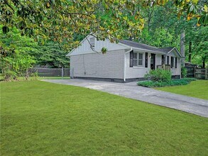 8438 Stonewall Jackson Dr in Jonesboro, GA - Building Photo - Building Photo
