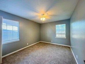 1010 N Meadows Dr in Austin, TX - Building Photo - Building Photo