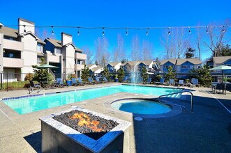 Martha Lake in Lynnwood, WA - Foto de edificio - Building Photo