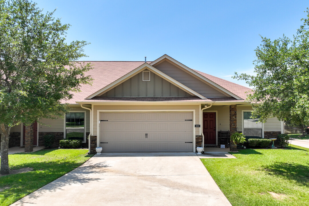 Townhomes at Faulkner Park in Tyler, TX - Building Photo