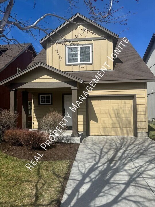 2803 SW Indian Ave in Redmond, OR - Building Photo