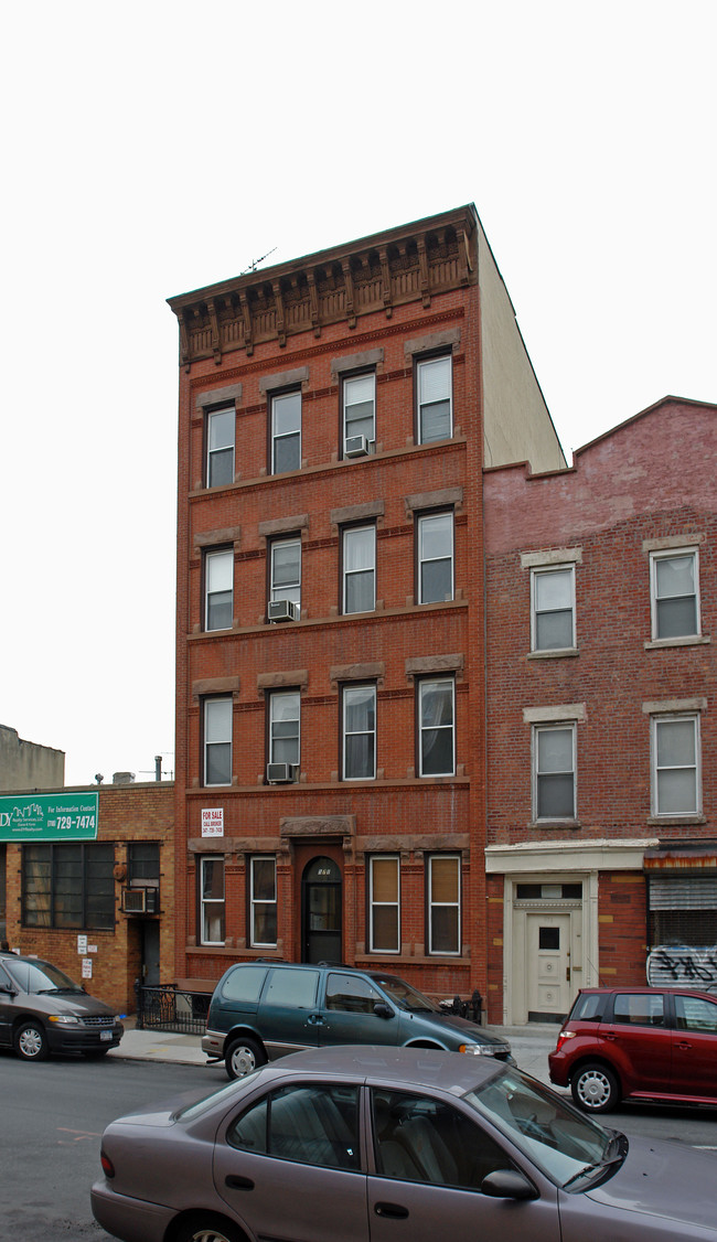 571 Driggs Ave in Brooklyn, NY - Foto de edificio - Building Photo