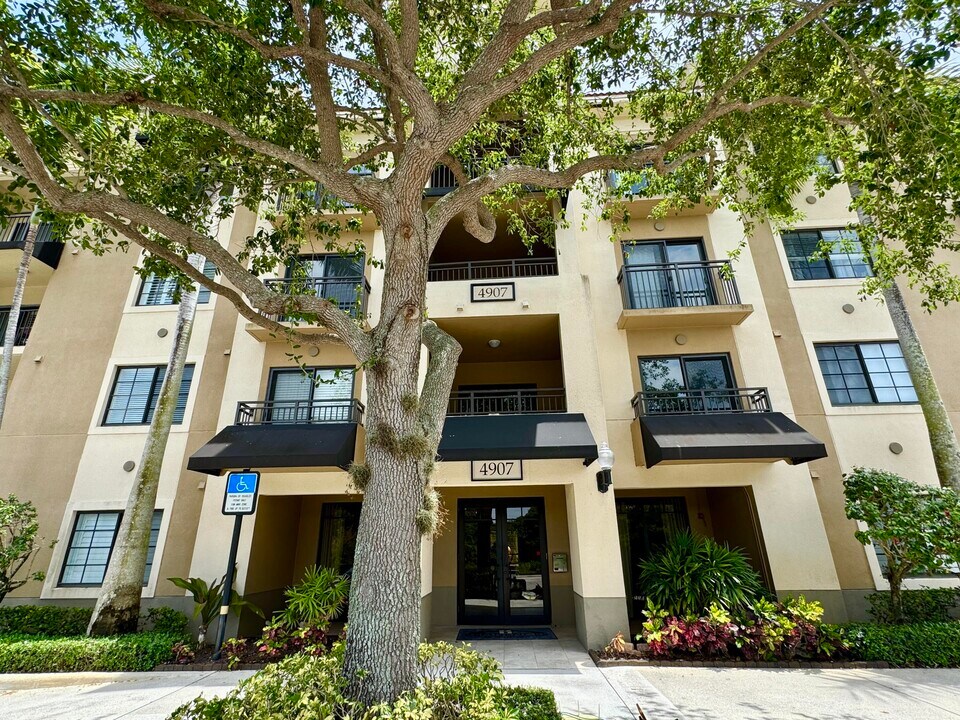 4907 Midtown Ln in Palm Beach Gardens, FL - Building Photo