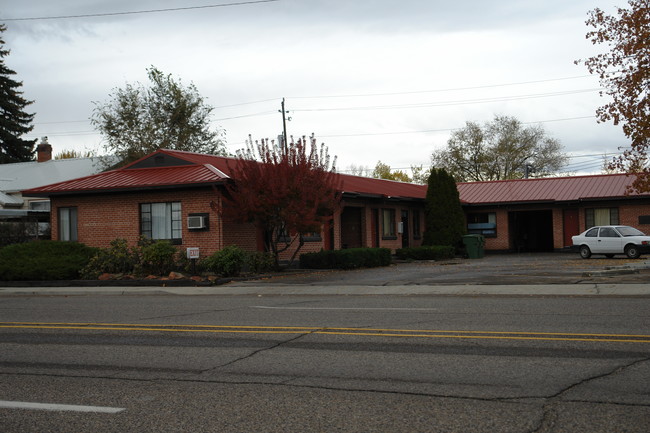 Yellow Pine Apartments in Ontario, OR - Building Photo - Building Photo