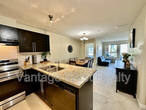 1089-1089 Sunset Dr in Kelowna, BC - Building Photo - Building Photo