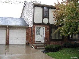205 Pineview Ct in St. Clair Shores, MI - Building Photo