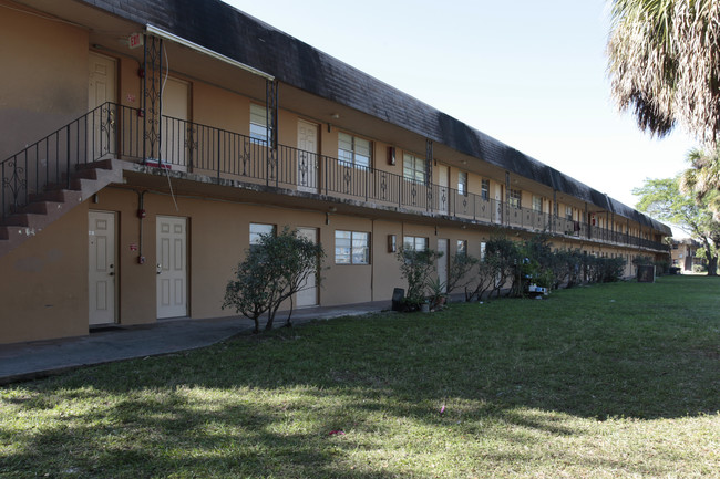 Hollywood Park Apartments in Hollywood, FL - Building Photo - Building Photo