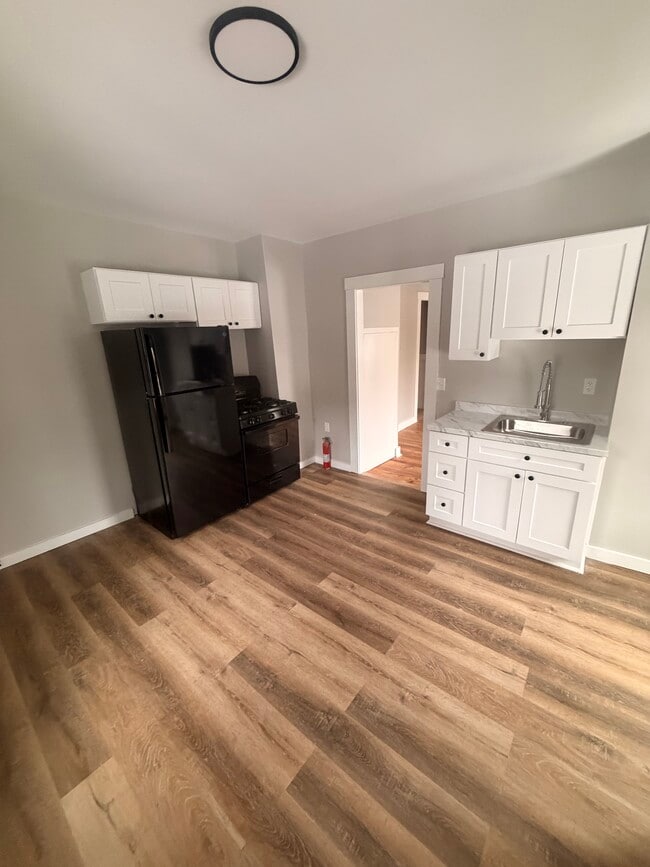 23 Crown St, Unit E in Stafford Springs, CT - Building Photo - Building Photo