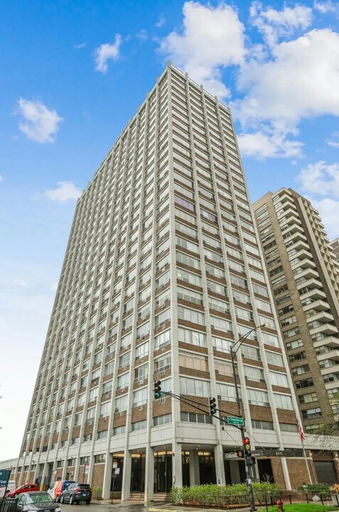 6171 N Sheridan Rd in Chicago, IL - Building Photo