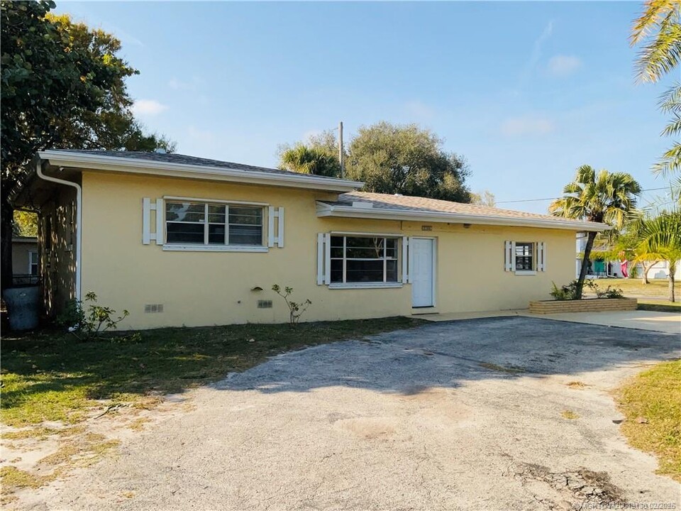 1701 Sunrise Blvd in Fort Pierce, FL - Building Photo