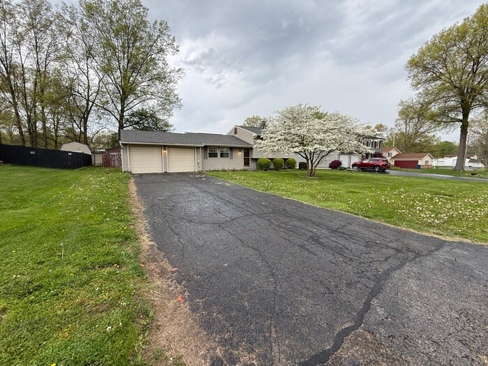 1382 Northfield Dr in Mineral Ridge, OH - Building Photo