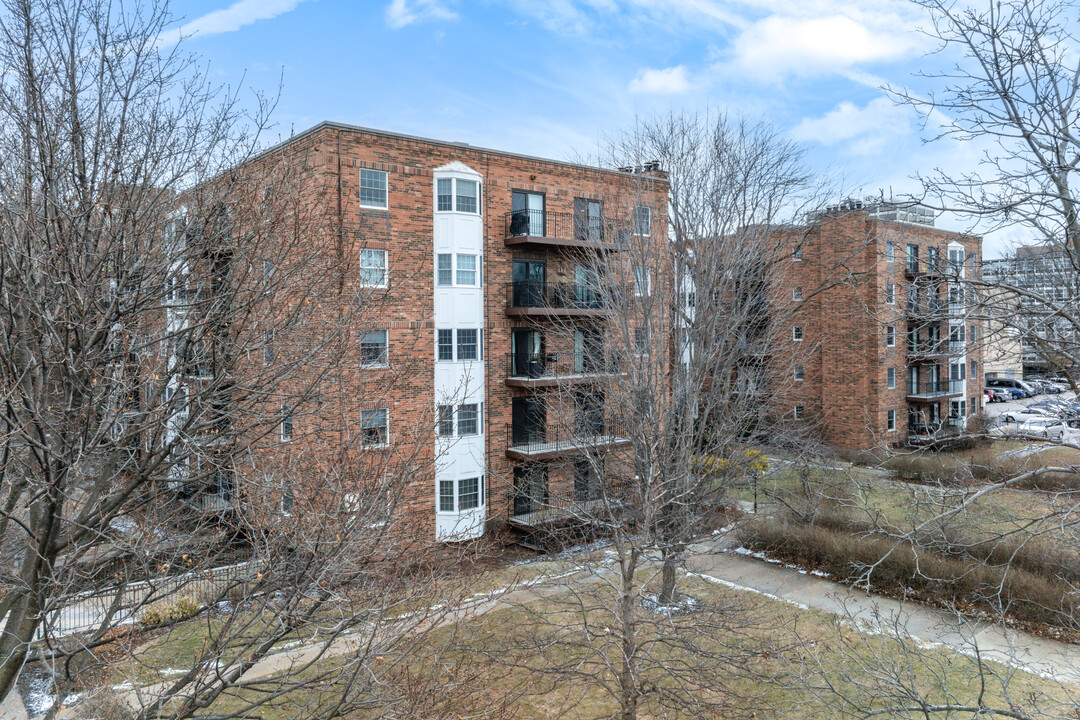 Oak Court Condominiums in Evanston, IL - Building Photo