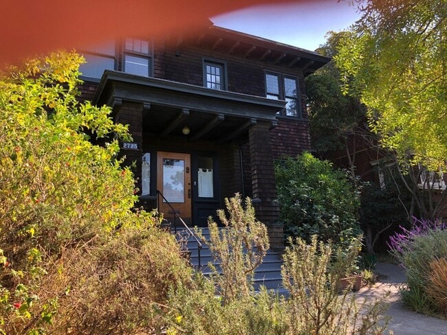 2727 Hillegass Ave in Berkeley, CA - Building Photo - Building Photo