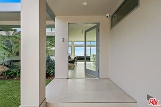 2189 Summitridge Dr in Beverly Hills, CA - Foto de edificio - Building Photo