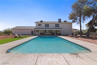 144 E Robindale Rd in Las Vegas, NV - Building Photo - Building Photo