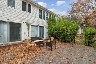 12 Douglas Ct in Hampton Bays, NY - Foto de edificio - Building Photo