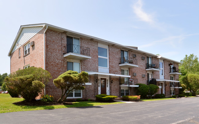 East Towne in Lockport, NY - Foto de edificio - Building Photo