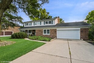 48 Kingston Dr in Oak Brook, IL - Building Photo