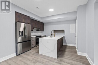 884 Byron Ave in Ottawa, ON - Building Photo - Building Photo