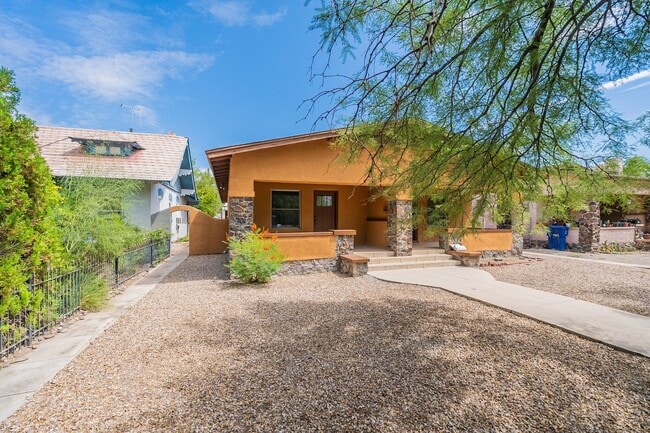 711-713 East 5th Street in Tucson, AZ - Foto de edificio - Building Photo