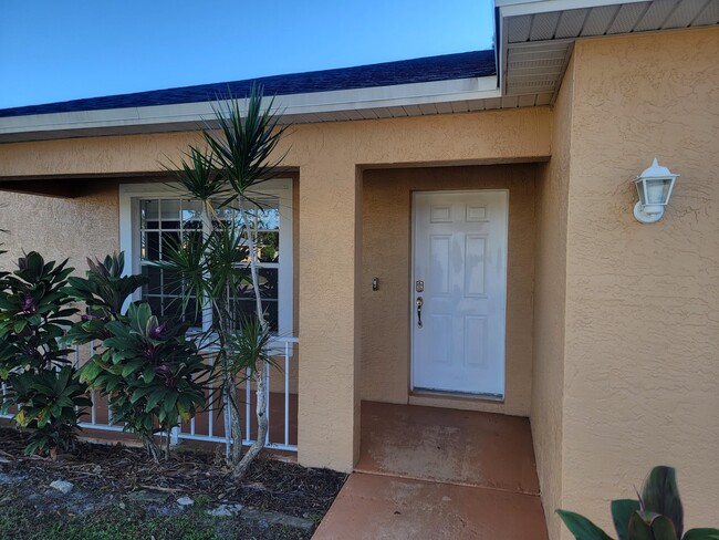 702 NW Kilpatrick Ave in Port St. Lucie, FL - Foto de edificio - Building Photo