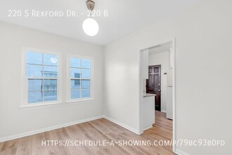 220 Rexford Dr in Beverly Hills, CA - Foto de edificio - Building Photo