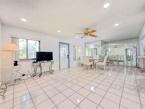 301 Knotty Pine Cir, Unit D2 in Greenacres, FL - Building Photo - Building Photo