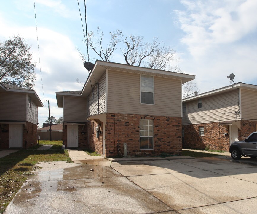 302-310 W Liberaux St in Chalmette, LA - Foto de edificio