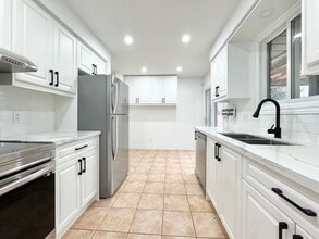 14 Harbour Heights Ln in St Catharines, ON - Building Photo - Building Photo