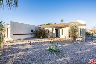 3293 N Mica Dr in Palm Springs, CA - Building Photo