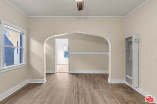 3801 1/2 Mont Clair St in Los Angeles, CA - Building Photo