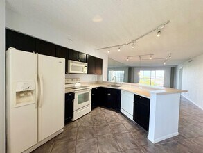 2205 S Cypress Bend Dr in Pompano Beach, FL - Building Photo - Building Photo