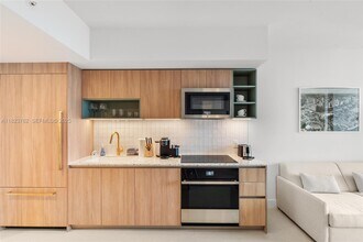 601 NE 1st Ave in Miami, FL - Building Photo - Building Photo