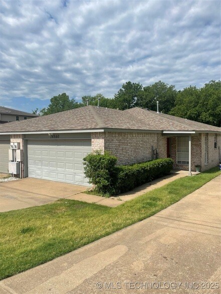 14860 S Broadway St in Glenpool, OK - Building Photo