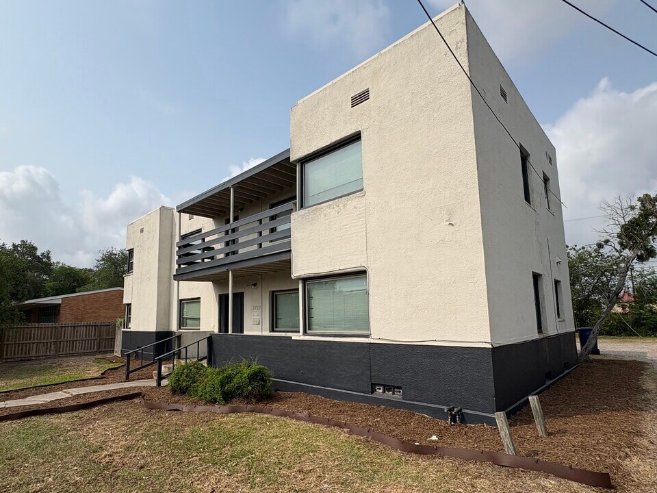 2129 16th St in Corpus Christi, TX - Building Photo