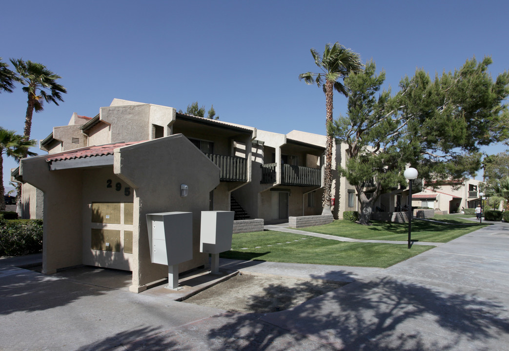 Sunnyview Villa in Palm Springs, CA - Building Photo