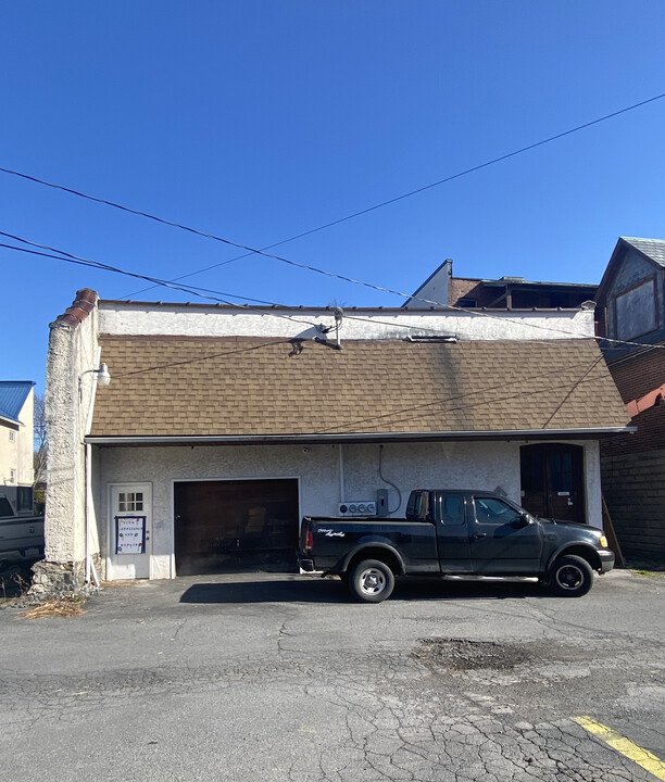 32 Market St in Bangor, PA - Building Photo