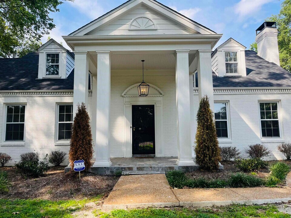 4234 Poplar Ave in Memphis, TN - Building Photo