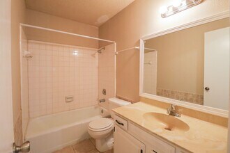 9905 E 22nd St in Tulsa, OK - Foto de edificio - Building Photo